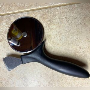 Pampered Chef Pizza & Crust Cutter